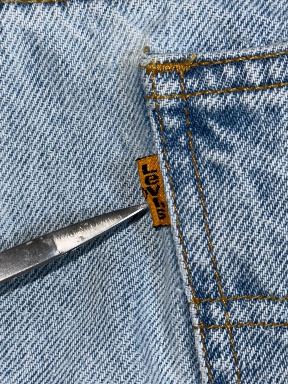 Vtg 90s Levi’s 550 Relaxed Orange Tab Denim Shorts Light Wash 27 (tag 29) Jorts